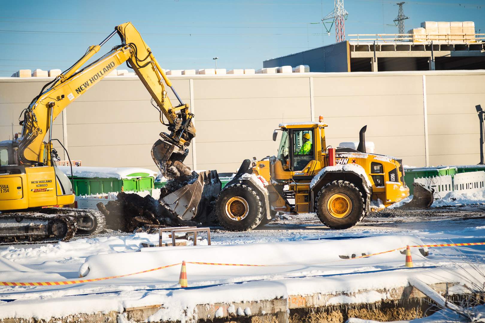 Maanrakennuskoneet työmaalle heti aamusta
